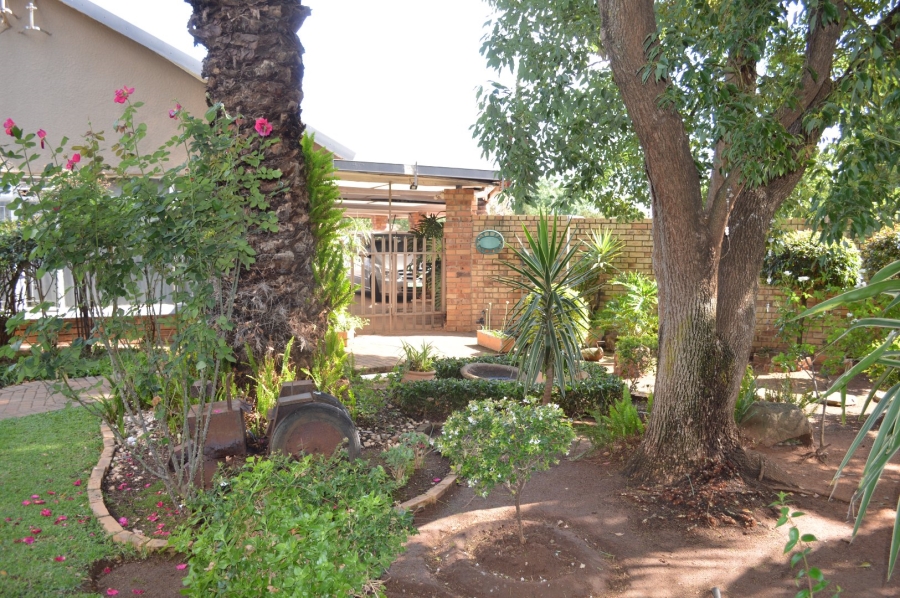 8 Bedroom Property for Sale in Flamwood North West